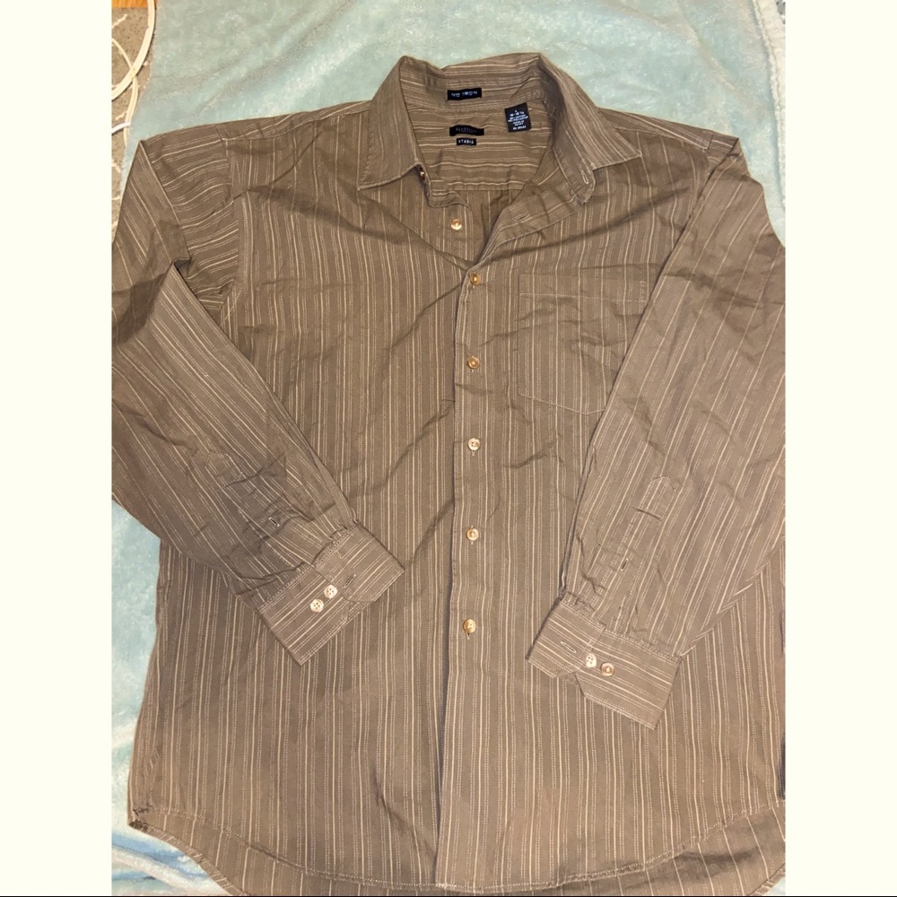 Van Heusen button down men’s shirt